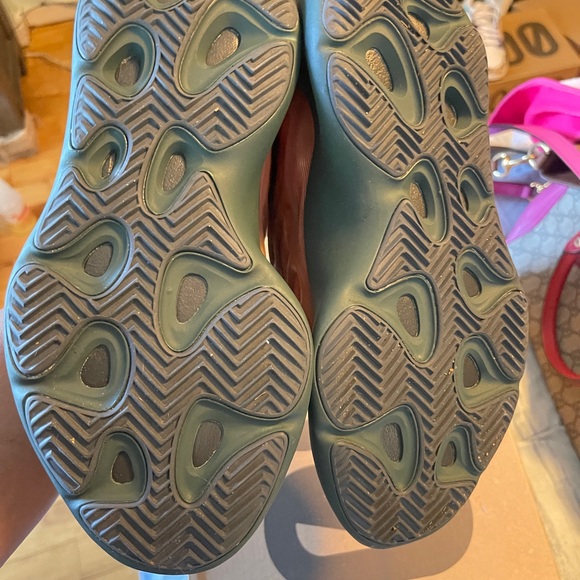 Yeezy 700 - Picture 3 of 5